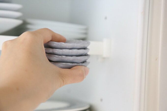 手前の食器を戻す