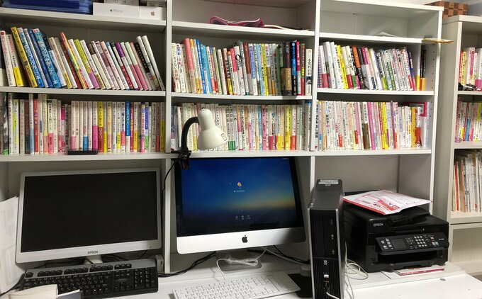 こちらは地震発生時の辻さんの本棚。同じマンション・同じ間取りでも対策の有無でこうも変わる