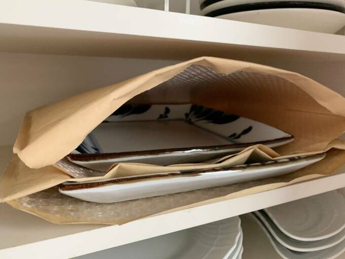 クッション封筒に入った食器を重ねる