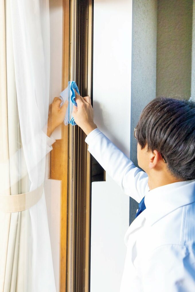 男性タオルで窓をふく