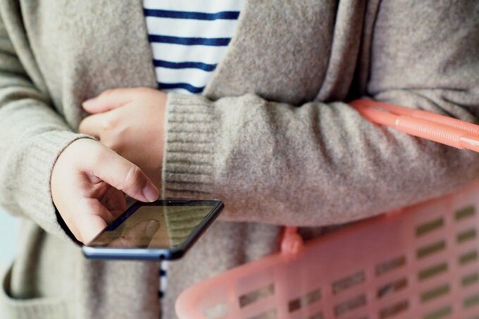 買い物かごとスマホ