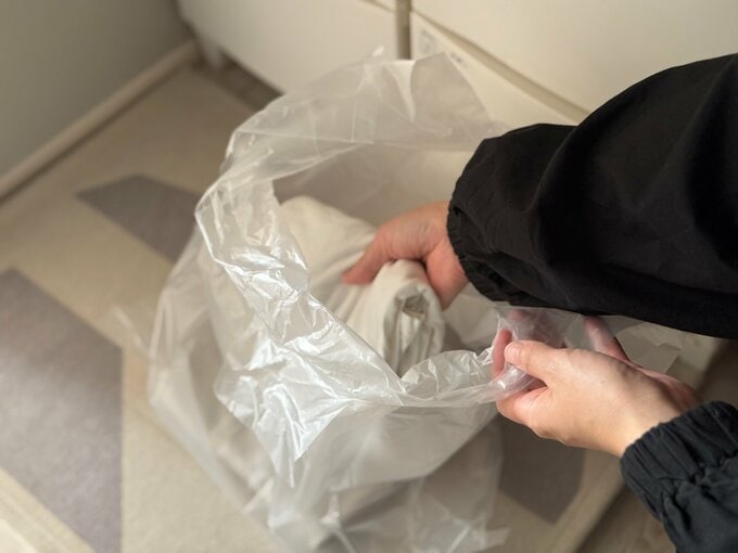 ゴミ袋にゴミを捨てる