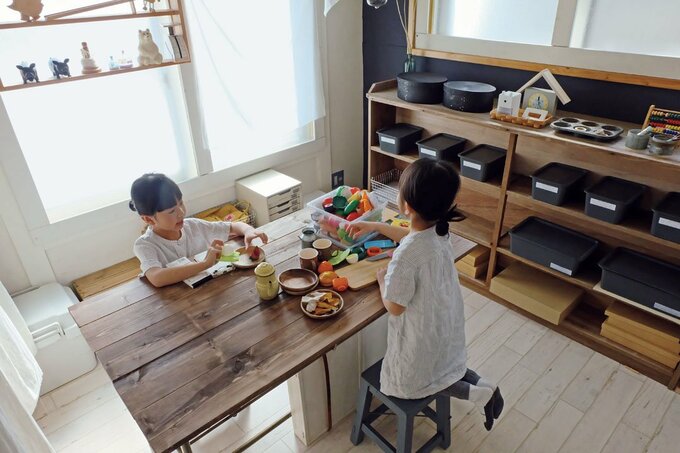 子ども部屋のテーブルで遊ぶ子供の様子