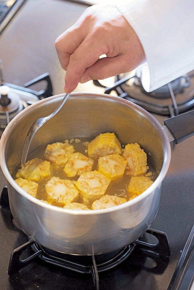 トウモロコシの芯も茹でる