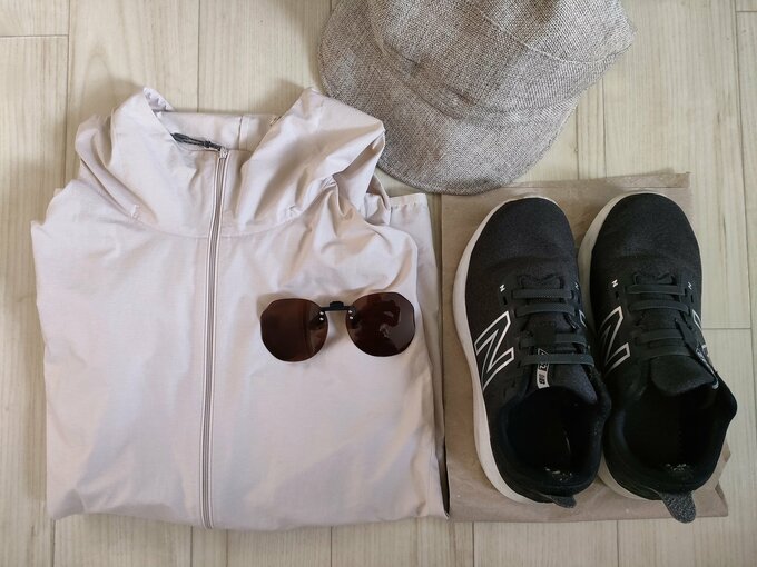 ウォーキング用の撥水パーカー、スニーカー、サングラスと帽子