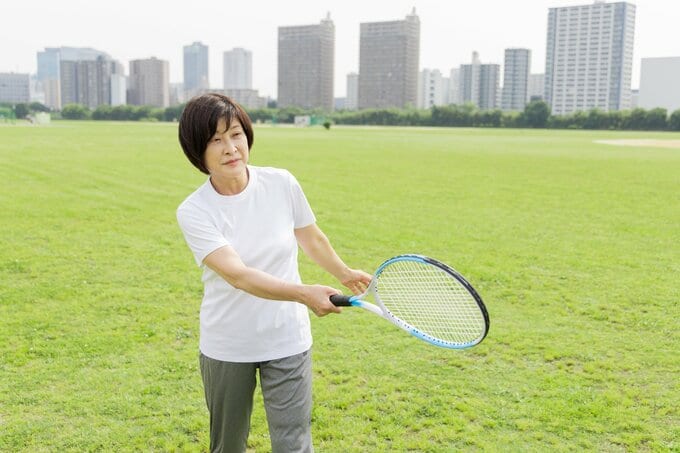 テニスをする女性