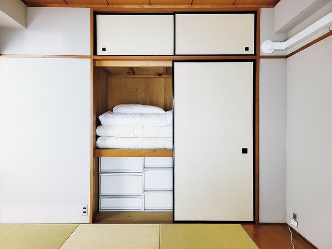 布団や収納棚が入れられた押し入れ