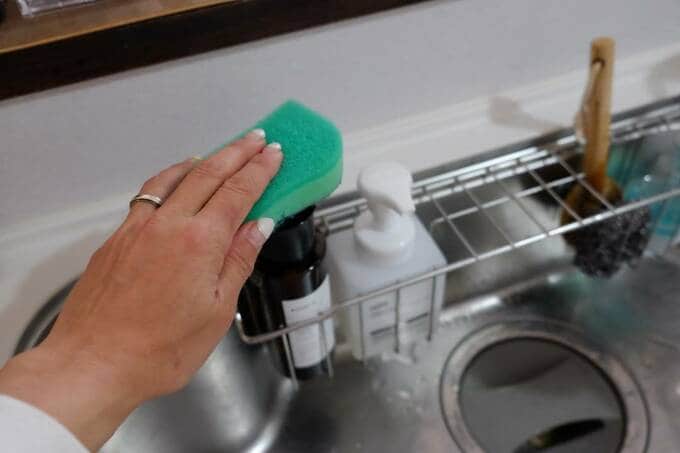 洗剤の上にスポンジ