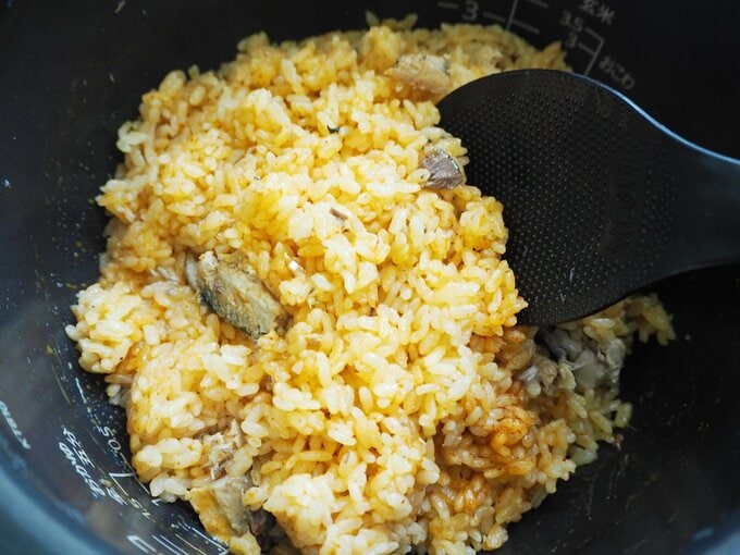 炊き込みご飯を混ぜる