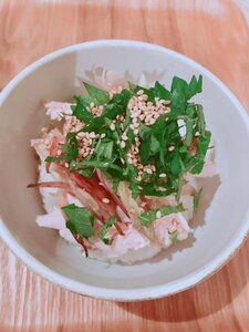 わが家の冷やし茶漬けは、そのゆで鶏と、ミョウガ、青ジソ、白ゴマを乗せたり…。