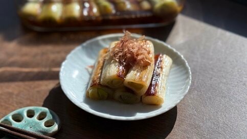 旬の白ネギで絶品「トロトロおひたし」レシピ。焼いて浸すだけ、簡単副菜