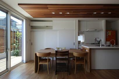 キッチンとダイニングテーブルがつながる家はメリットいっぱい、忙しい家族に向くレイアウト