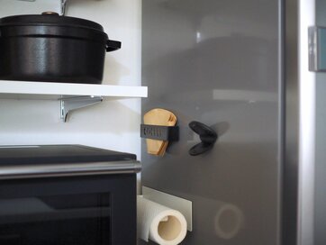 今、買うべきダイソー。皿つかみとシリコン計量カップが便利な理由