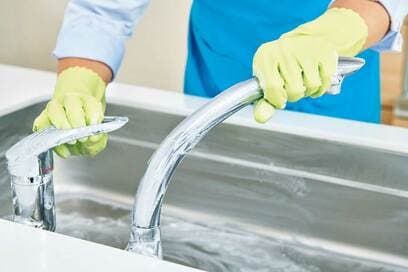 キッチンの油汚れ＆水アカがすいすい落ちるコツ。スポンジの代わりに使うといいもの