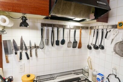 じつは危険な「キッチン」収納実例。地震に強い食器や調理道具のしまい方とは