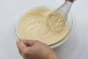 「しっかり混ぜる」と薄めで、しっとりした焼き上がりに