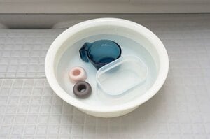 洗面台上の小物は塩素系漂白剤につけおき