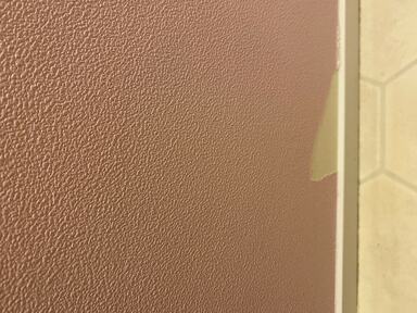 養生のマスキングテープと一緒に壁紙がはがれたところ