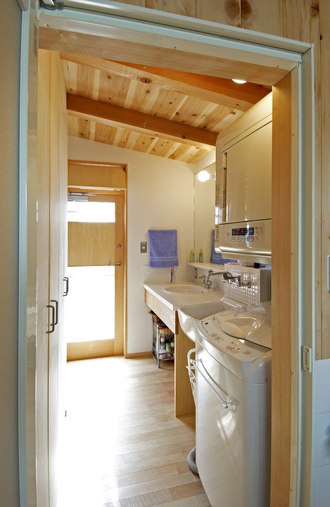 洗面所の隣にある洗濯物干し場に続くドア