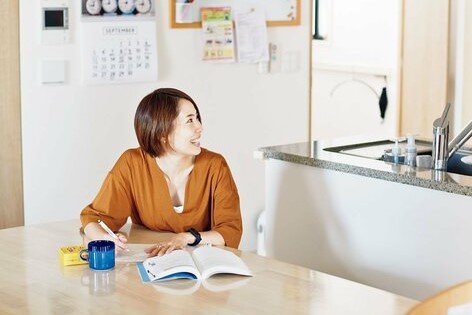 キッチンの方を見る女性