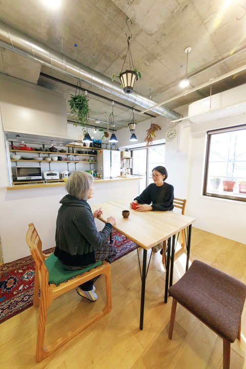 ダイニングでくつろぐ坂本さんと母