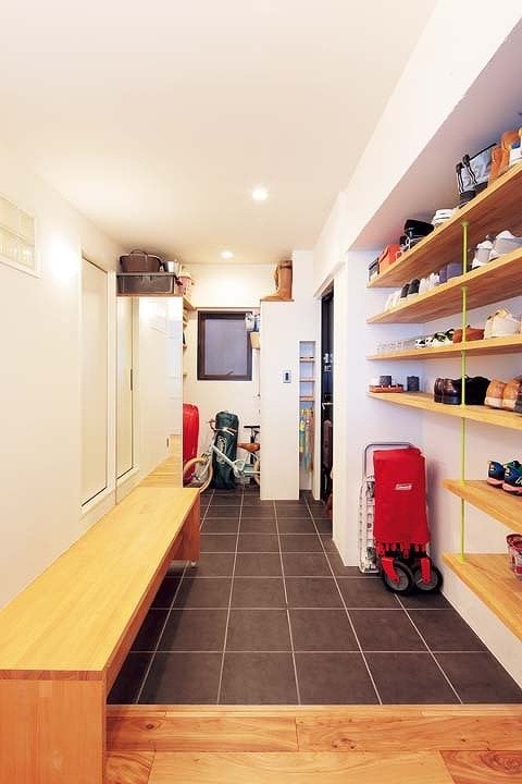 ベビーカーでそのまま入れる広々とした玄関