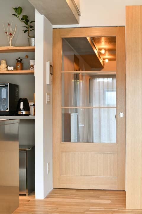 キッチンと洗面の間にある壁を少し厚くし、引き戸を収められるように変更