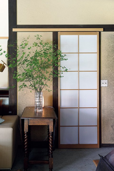 障子の引き戸を用いて和モダンに