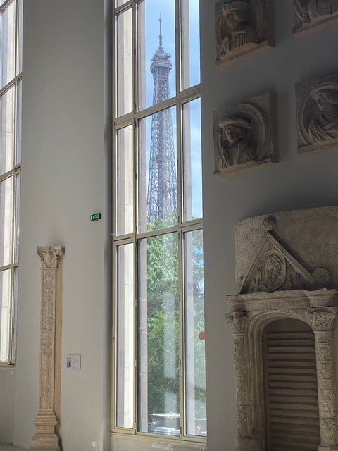 窓から見るエッフェル塔