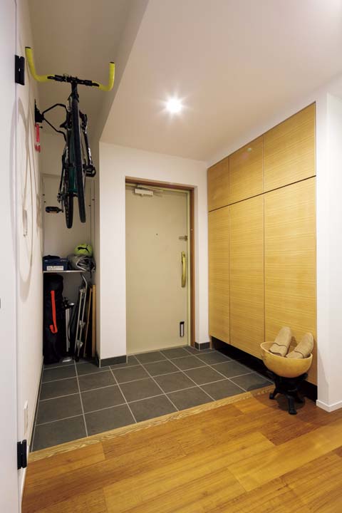 リノベで幅を広げ、下駄箱は扉を交換した玄関