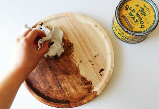 「オールドウッドワックス(チーク)」という木部用ワックスを塗り込む