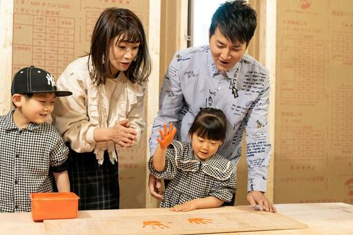 娘が手形を押す様子