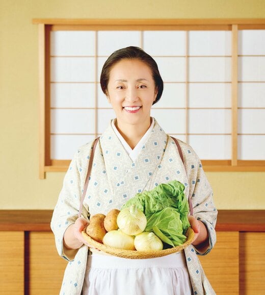 野菜が入ったかごをもつ着物の女性