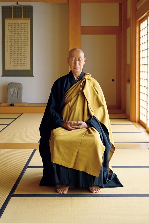 椅子で座禅をする住職