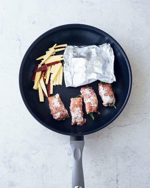 材料を並べたフライパン