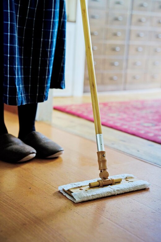 お掃除ワイパーで床をふき掃除する様子