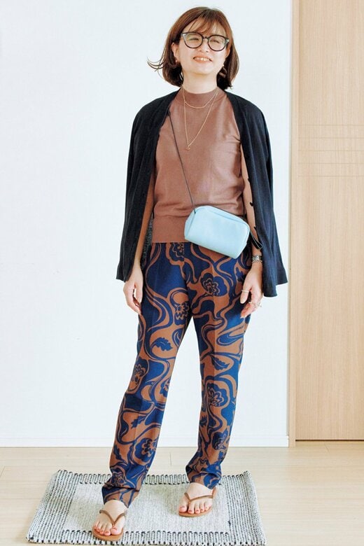 柄パンツを履いて笑顔で立つ河村純子さん