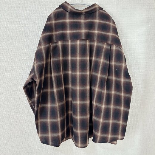 チェック柄トップス（後ろ）