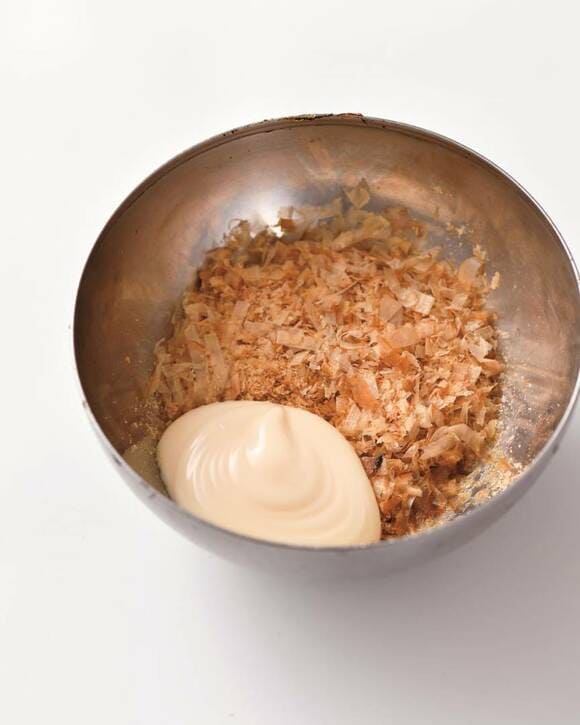 カツオ節とマヨネーズ、白だしを混ぜた“ぶしマヨ”