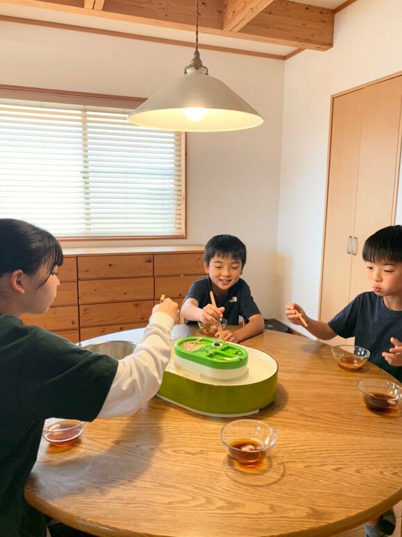 流しそうめん器まわりに子ども