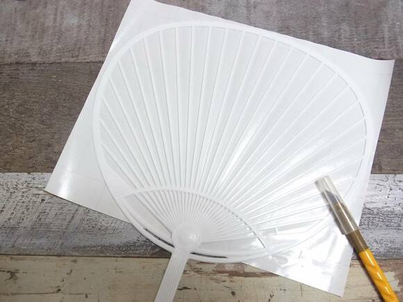 うちわのラインに沿って、カッターまたはデザインカッターでリメイクシートを切り落とす