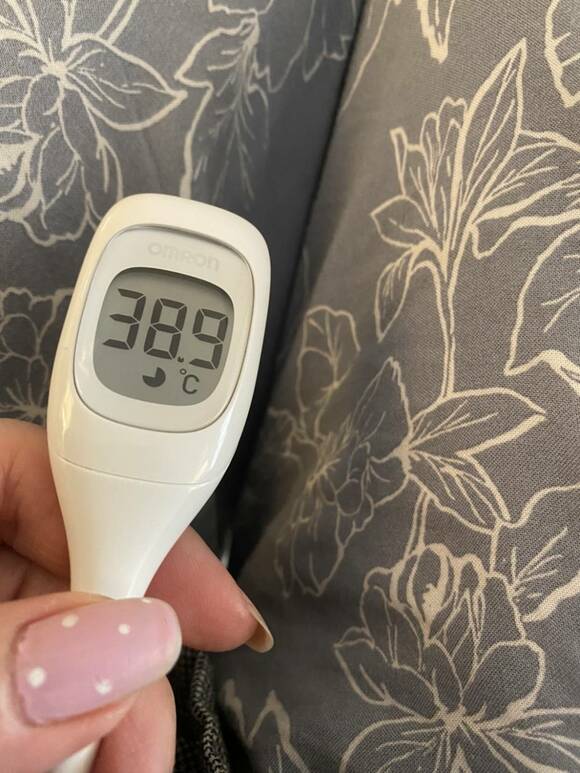 38.9℃を示す体温計