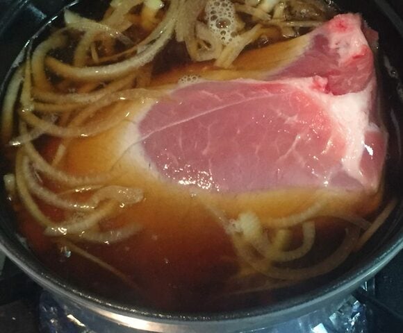 豚肉を煮立てる