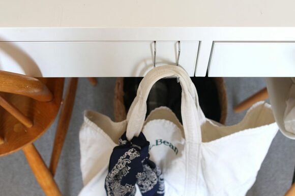 ドアにかけられるフックで引っ掛け収納