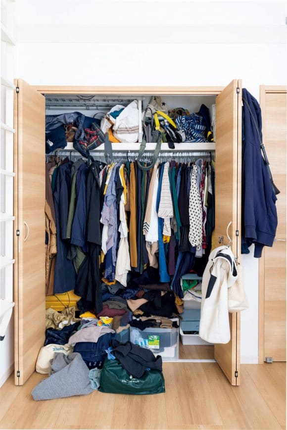 整頓する前のクローゼット