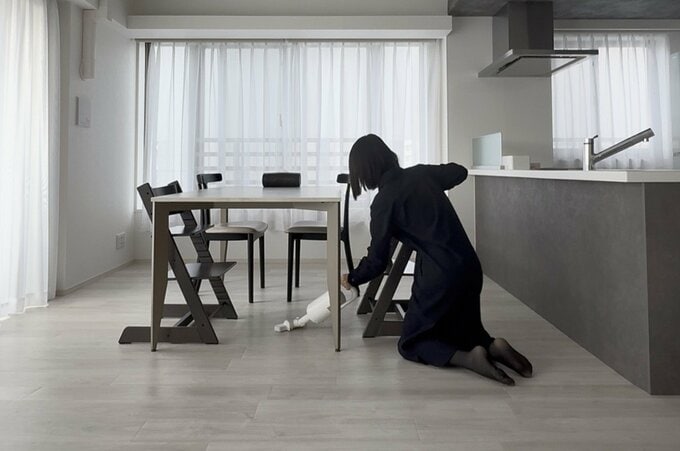 リビングの掃除をするNozomiさん