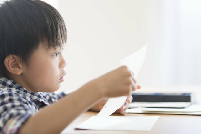 勉強をする子供
