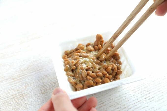 納豆を混ぜる様子
