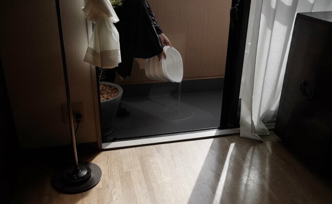 ベランダ掃除は真夏より梅雨が最適です