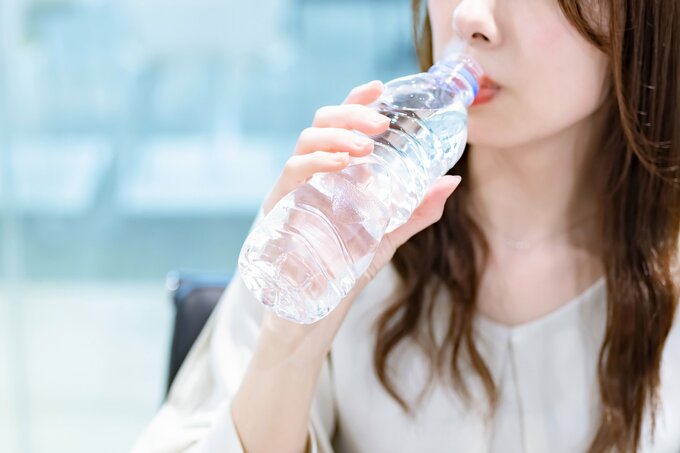 水を飲む女性のイメージ画像